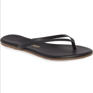 TKees black sandals
